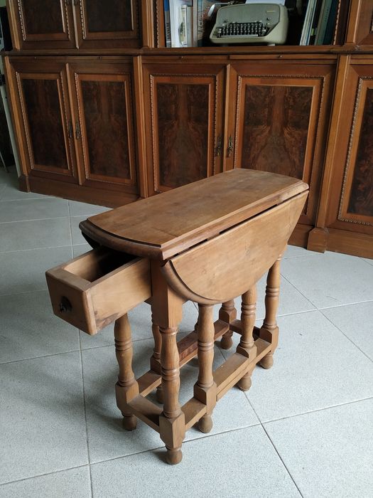 Mesa de chá com gaveta