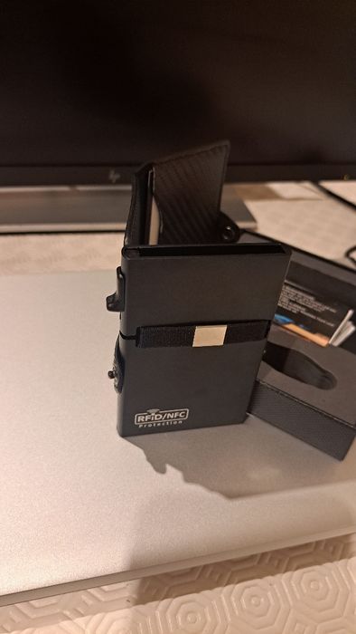 Carteira porta cartões 100% Couro e fibra de carbono