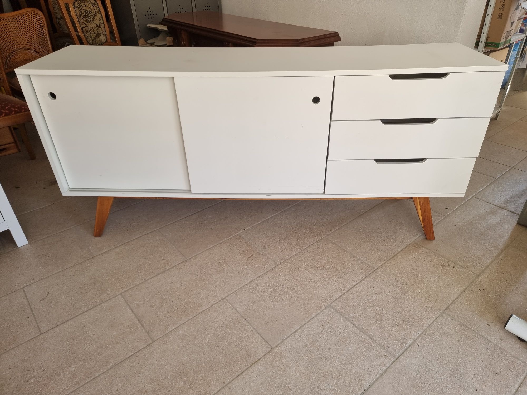 Długa modna biala komoda sideboard drewniana nowoczesna