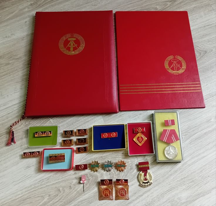 Medale /odznaczenia DDR + 2 teczki na dokumenty