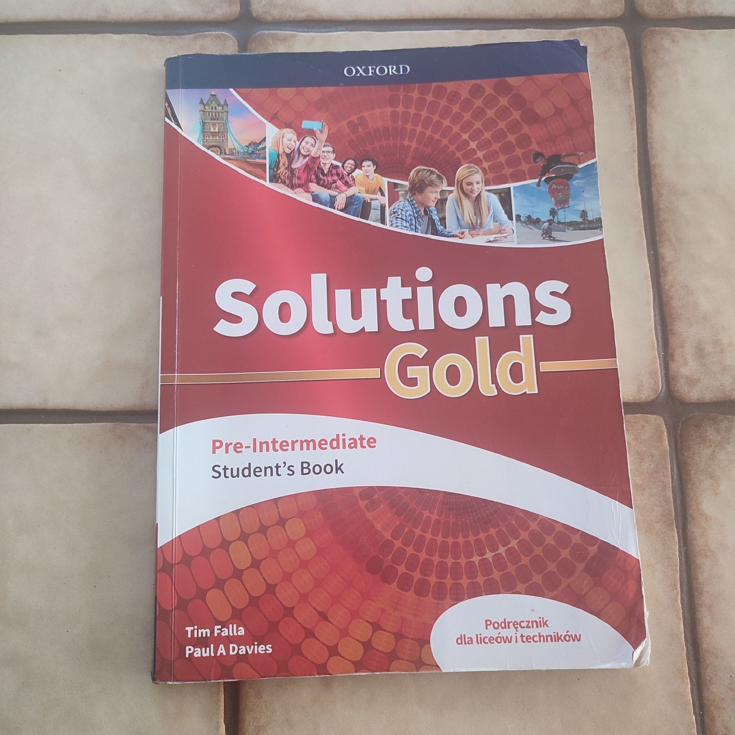 Książka do języka angielskiego Solutions gold