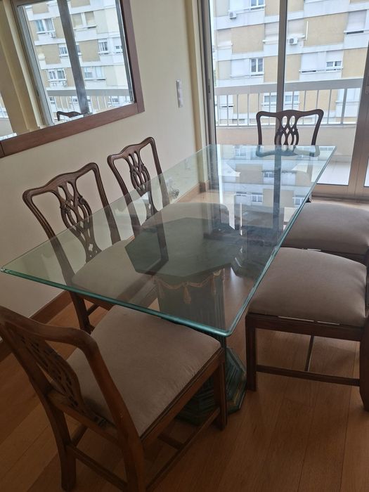 Vendo sala de jantar completa com pequenos sinais de uso