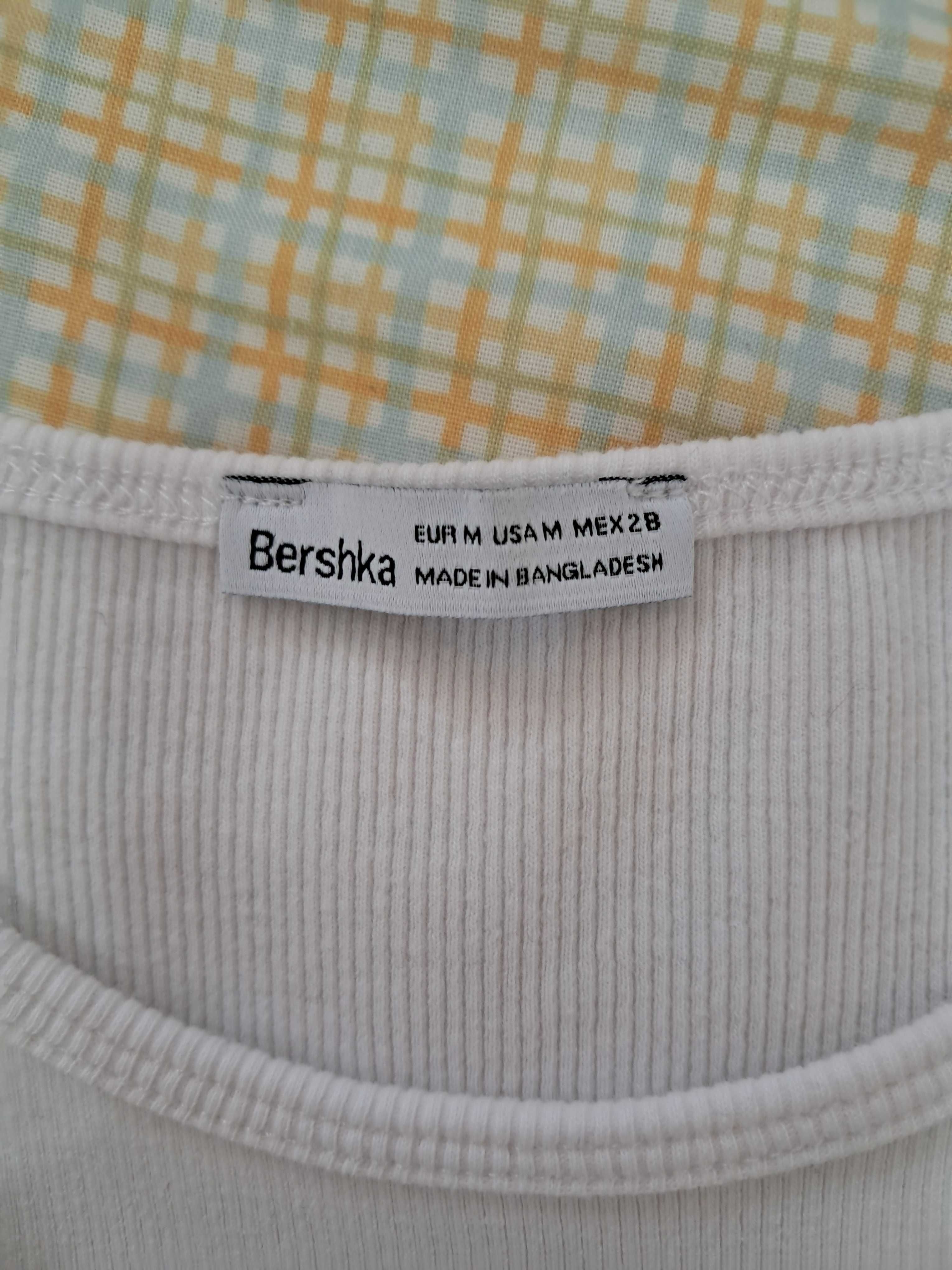 T-shirt branca canelada curta Bershka tamanho M