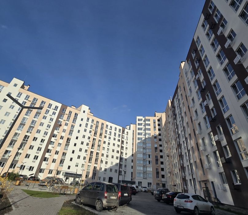 Сучасна простора з чудовим плануванням квартира