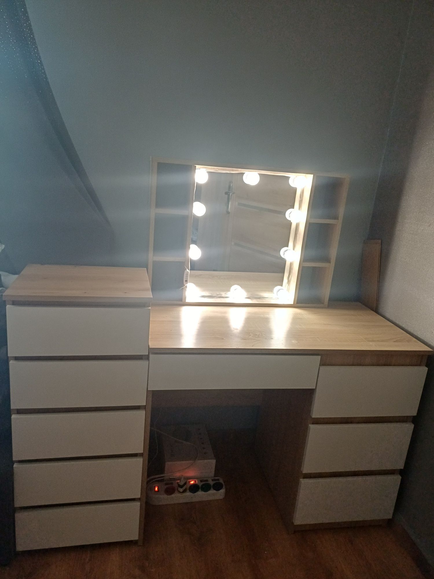Biurko, szafka i lustro podświetlane.