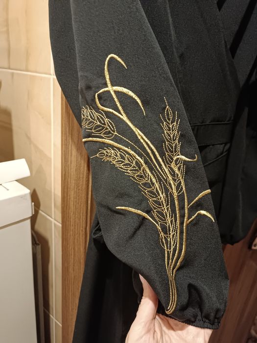 Чорна сукня з вишитим колоском