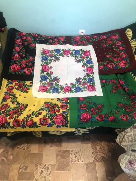 Старовинні шерстяні платки.