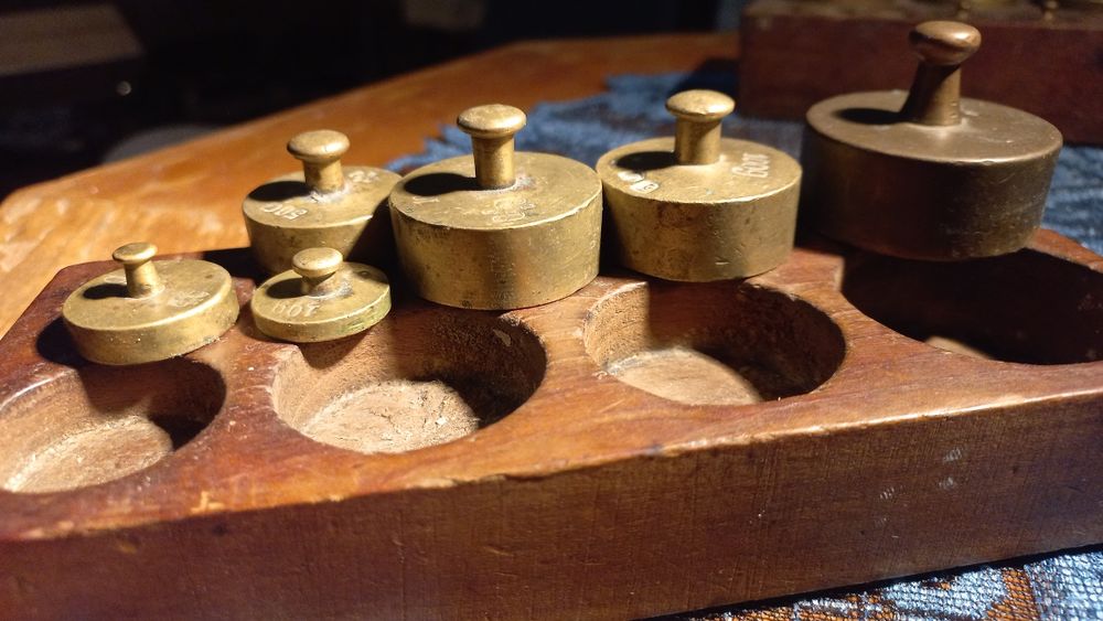 Odważniki do wagi szalkowej.