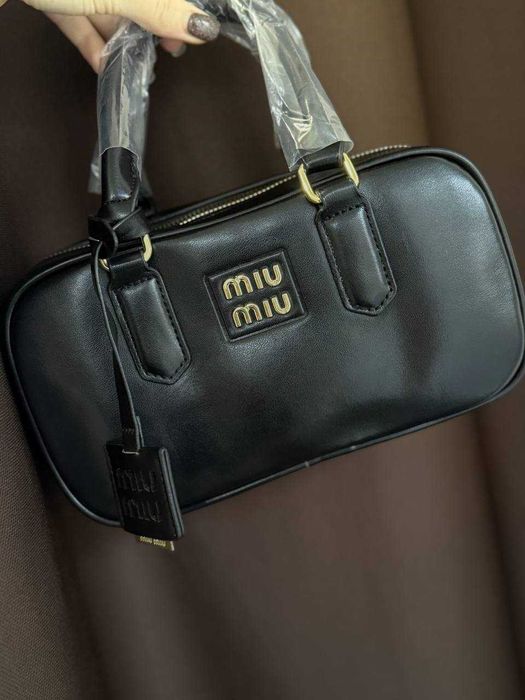 Стильна чорна сумка Miu Miu — елегантність у кожній деталі