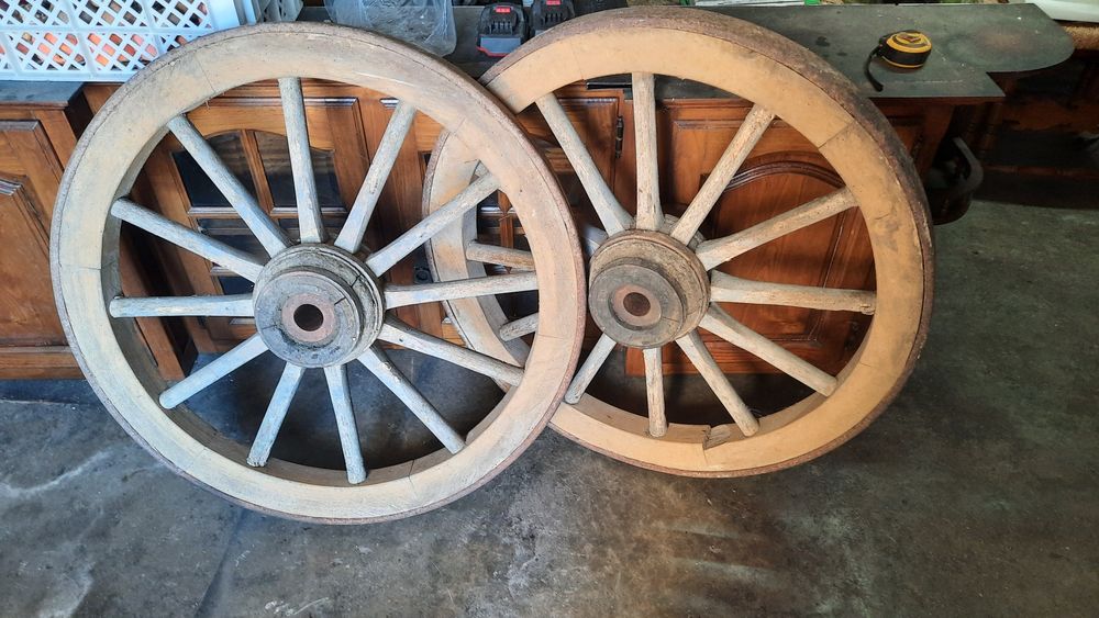 Rodas em madeira. Vintage. Antigo.