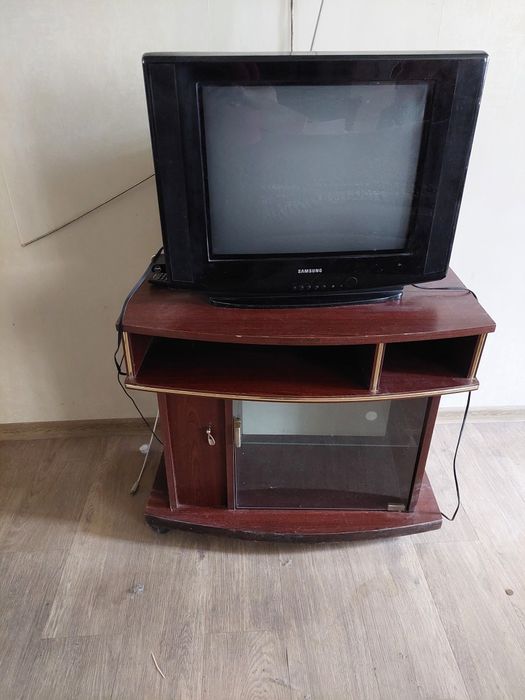 телевизор с тумбой