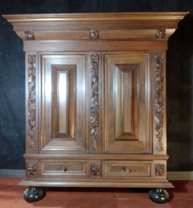 Ładnie rzeźbiona dębowa szafa holenderska