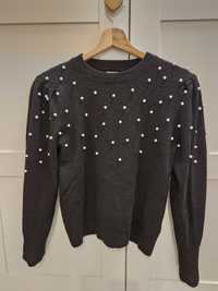 47. Sweterek czarny z perełkami M