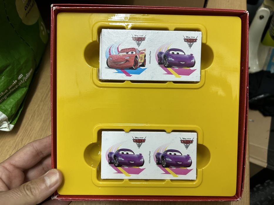 Jogo de dominó com figuras do filme “Cars2”