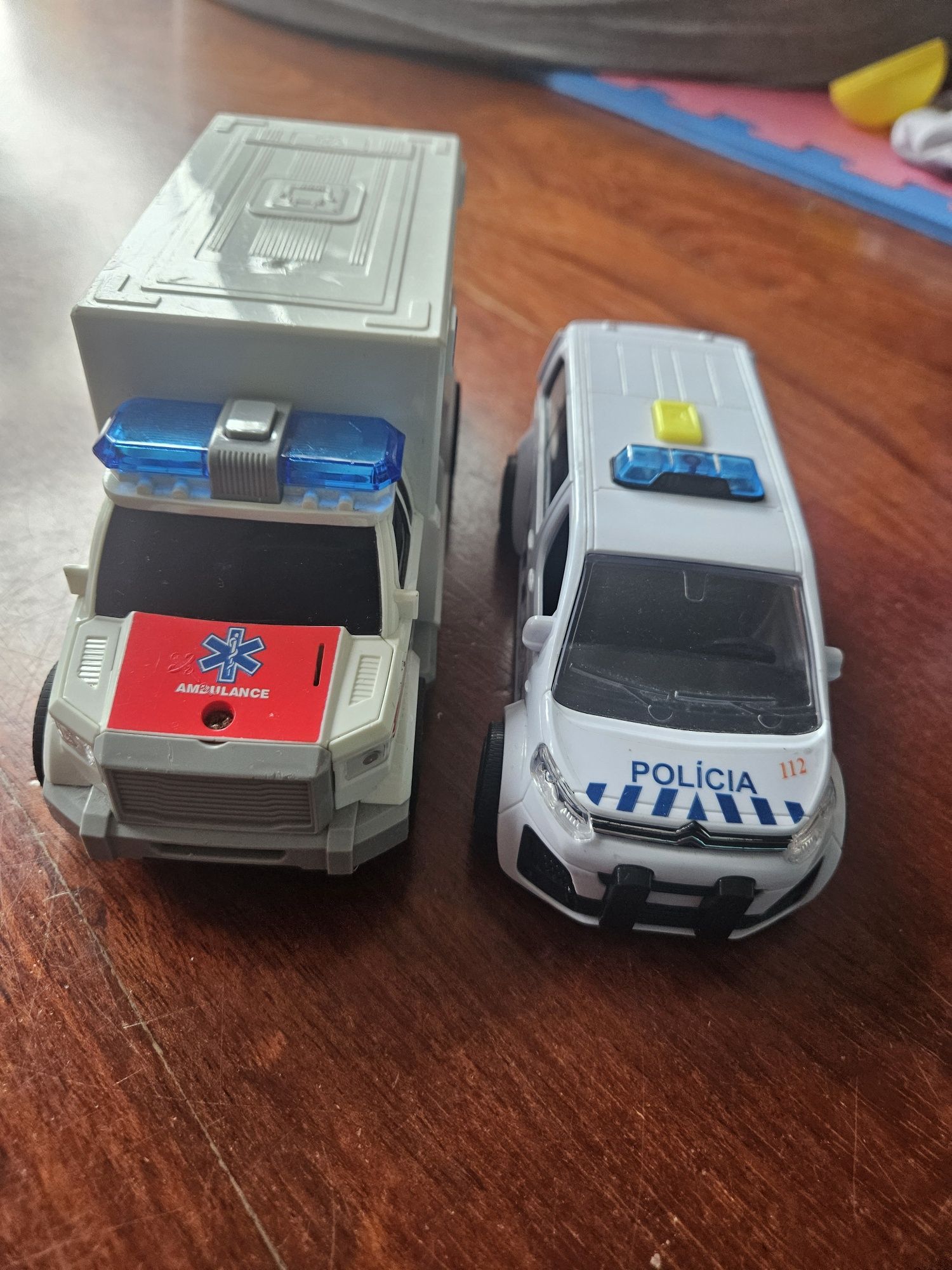 Carros Ambulância e Policia sonoros