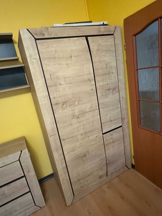 Duża szafa stojąca – nowoczesny styl, jasne drewno KOBE