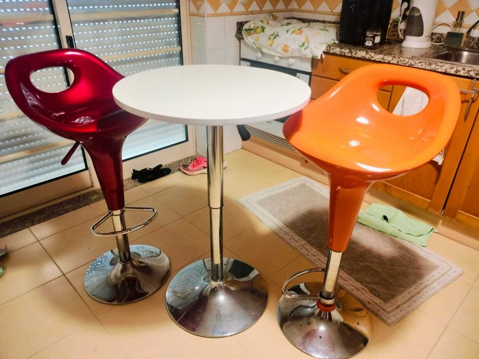 Conjunto Mesa Alta + 2 Cadeiras Bar