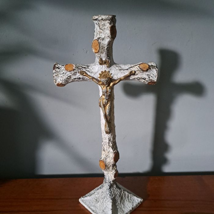 Stylowy krzyż brzozowy.