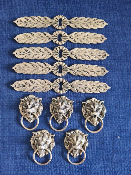 Conjunto de cinco puxadores e cinco espelhos de chave