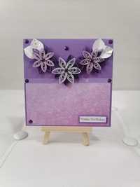 Kartka urodzinowa z kwiatami z quillingu odcienia fioletu z diamentami