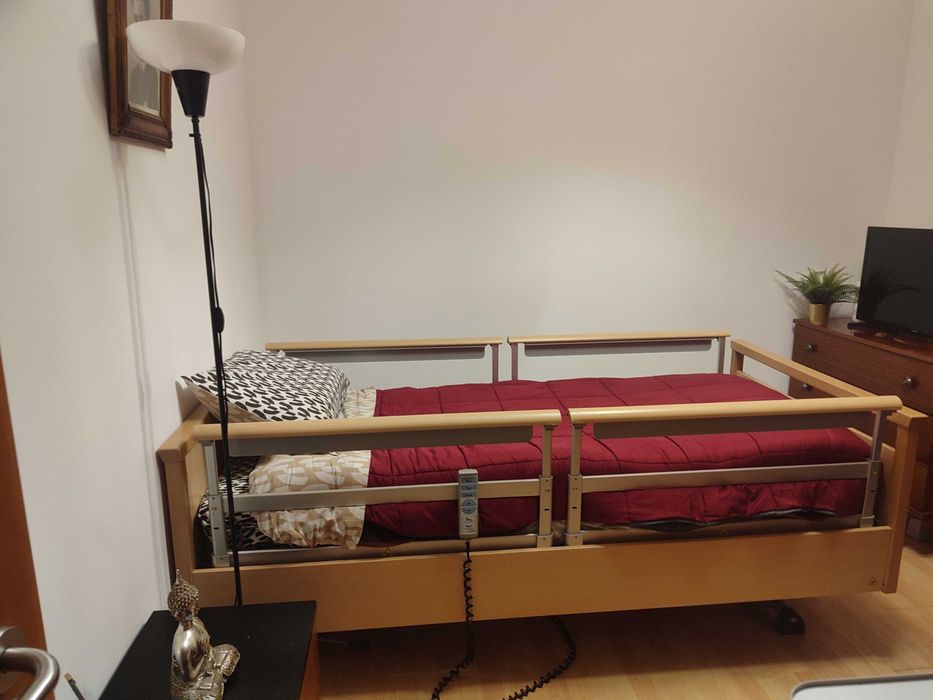 PREÇO NEGOCIÁVEL Cama hospitalar articulada elétrica feita  Alemanha