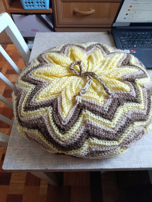 Ozdobna  dekoracyjna poduszka na łóżko - rękodzieło szydełkowe