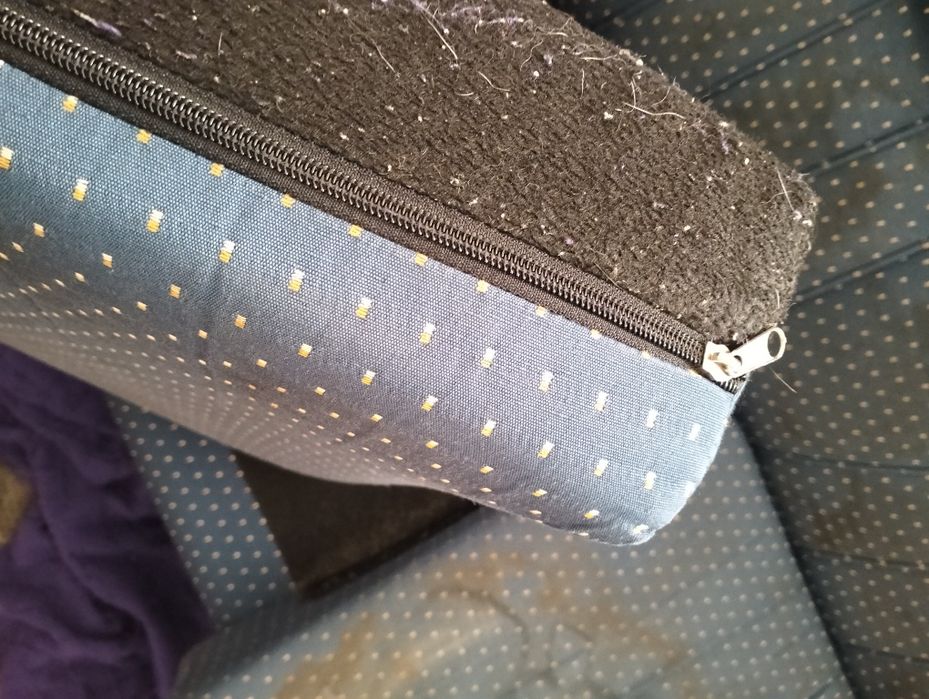 Vendo sofá com um pequeno defeito, um buraco na almofada