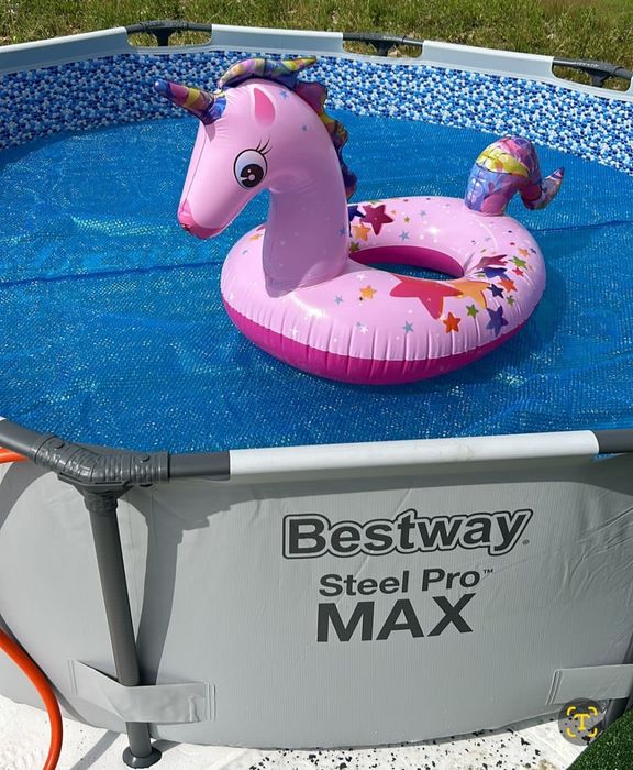 Basen stelażowy z wyposażeniem.