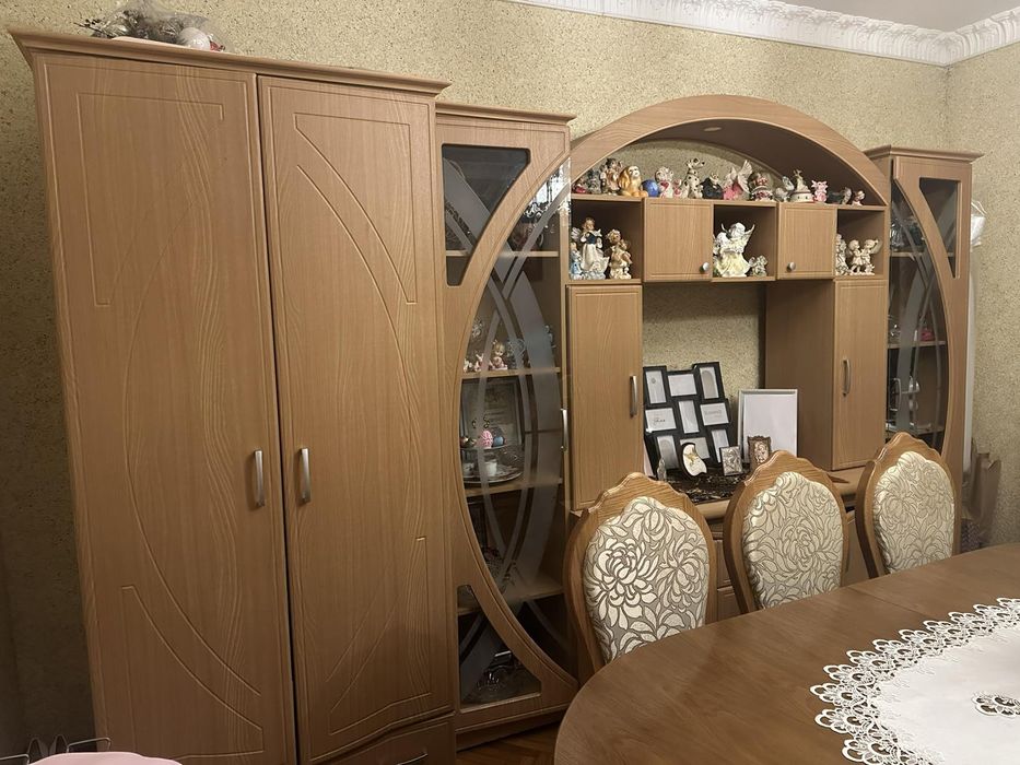 Стінка в кімнату