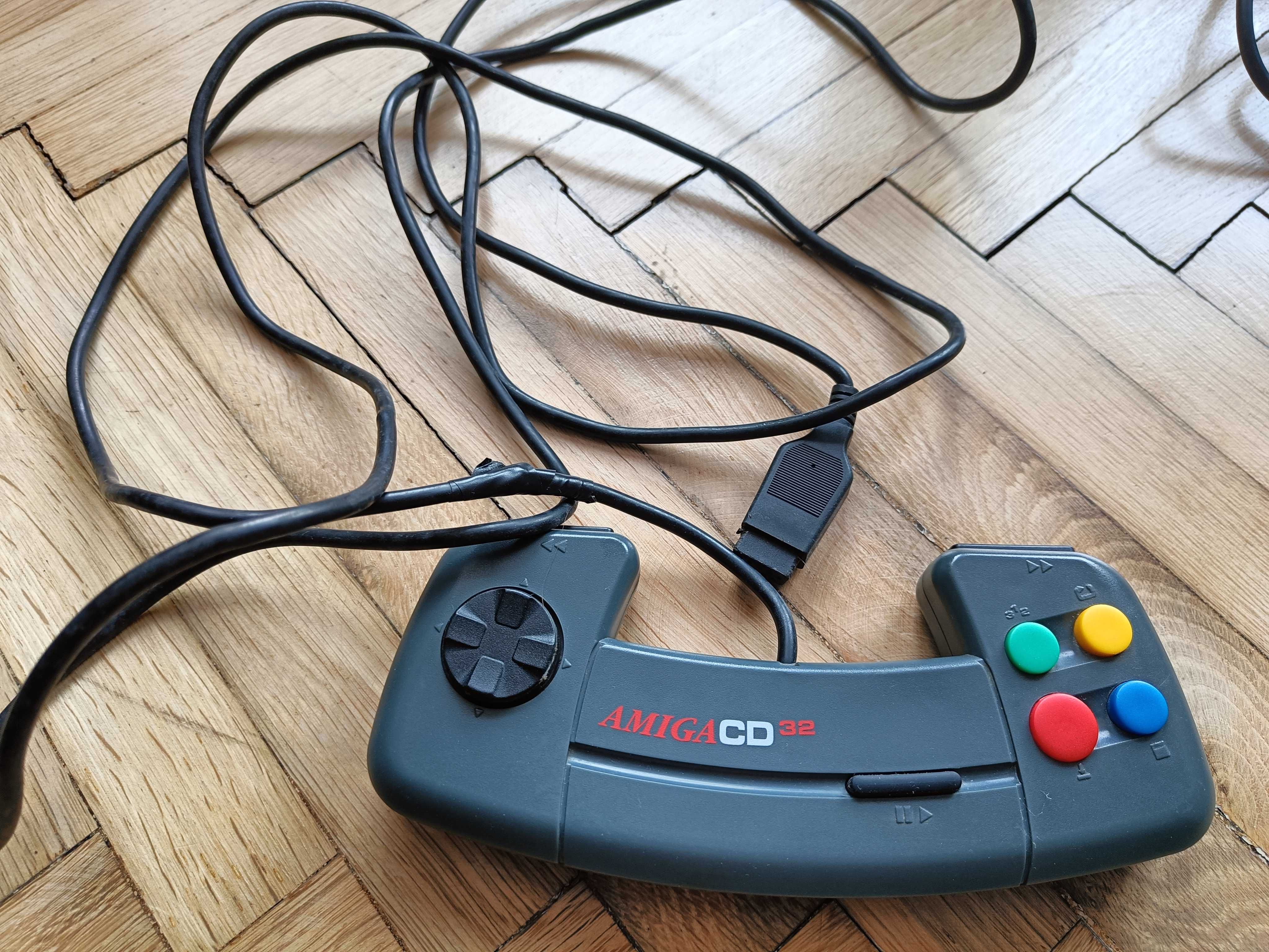 Amiga CD32 z kontrolerem i 2 joystickami - świąteczna obniżka ceny