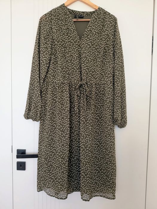 Kwiecista sukienka midi khaki Bonprix