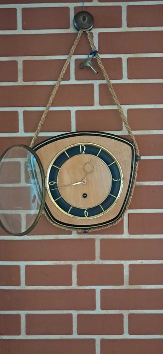 Zegar ścienny mechaniczny vintage z lat 60/70 – retro dekoracja
