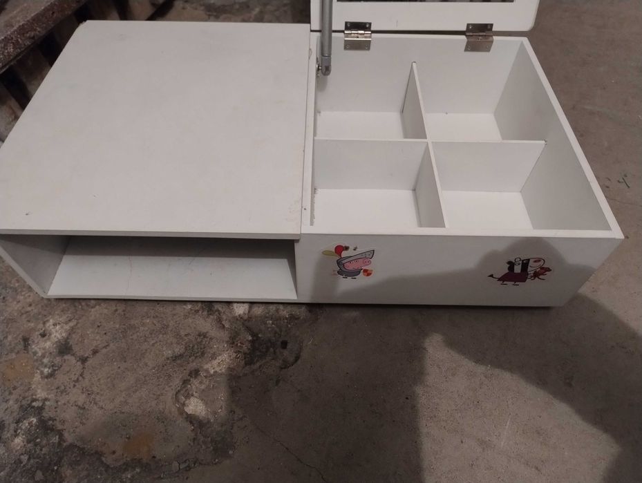 Toaletka z lustrem biała