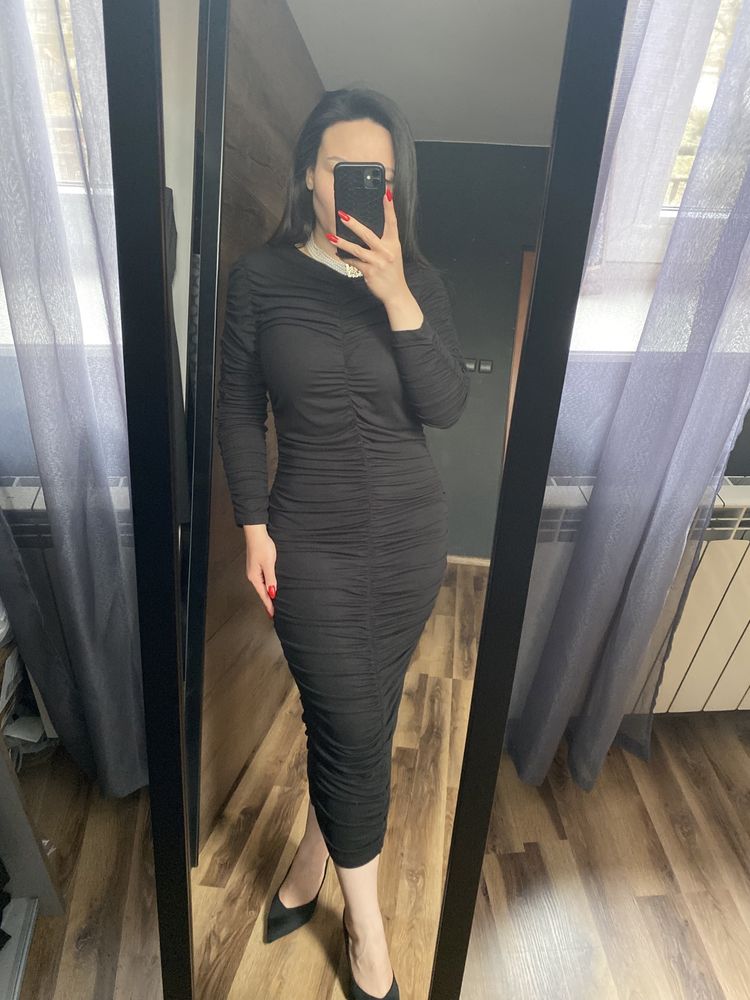 Elegancka sukienka bodycon ołowkowa midi dopasowana obcisła marszczona