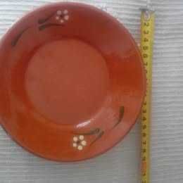 Prato de barro antigo, pequenas flores