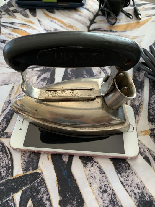 Małe stare żelazko turystyczne ze zdejmowaną rączką