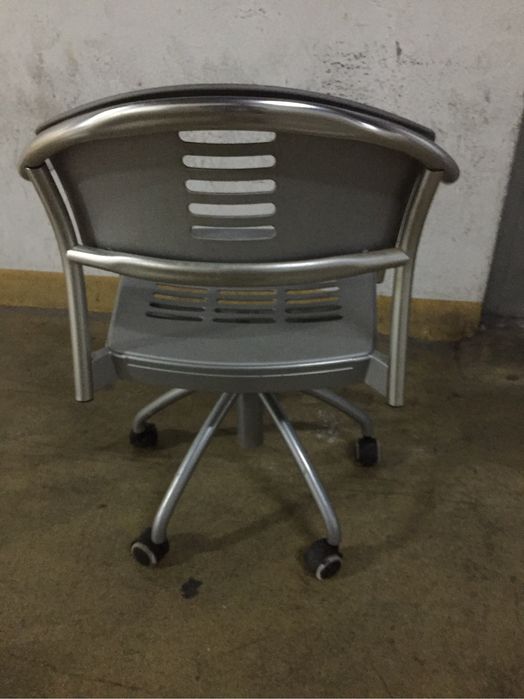 Cadeira giratoria com bracos e rodizios