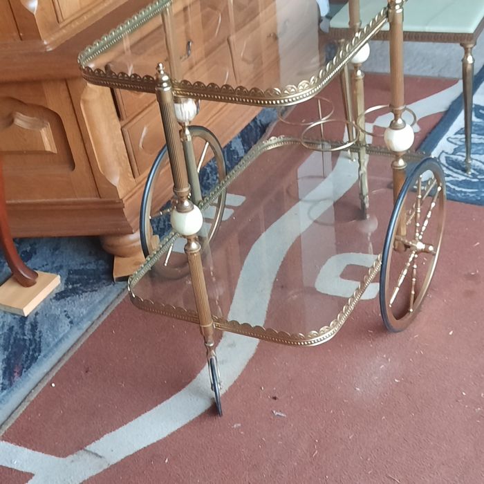 Piękny barek mosiężny z alabastrem na kółkach