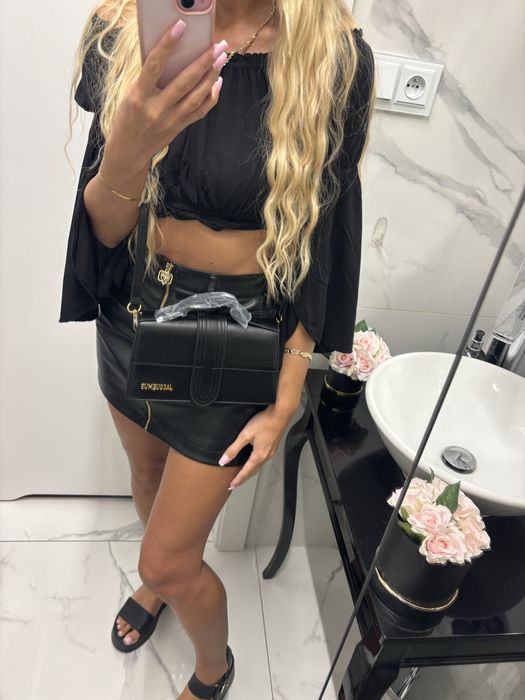 Jacquemus torebka czarna z dlugim paskiem zlote logo kopertowka