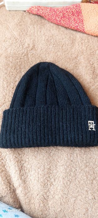 Шапка Tommy Hilfiger.