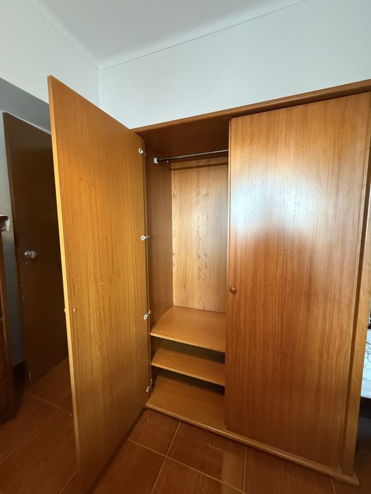 Roupeiro de Madeira com Arrumação Ampla e Barra para Cabides