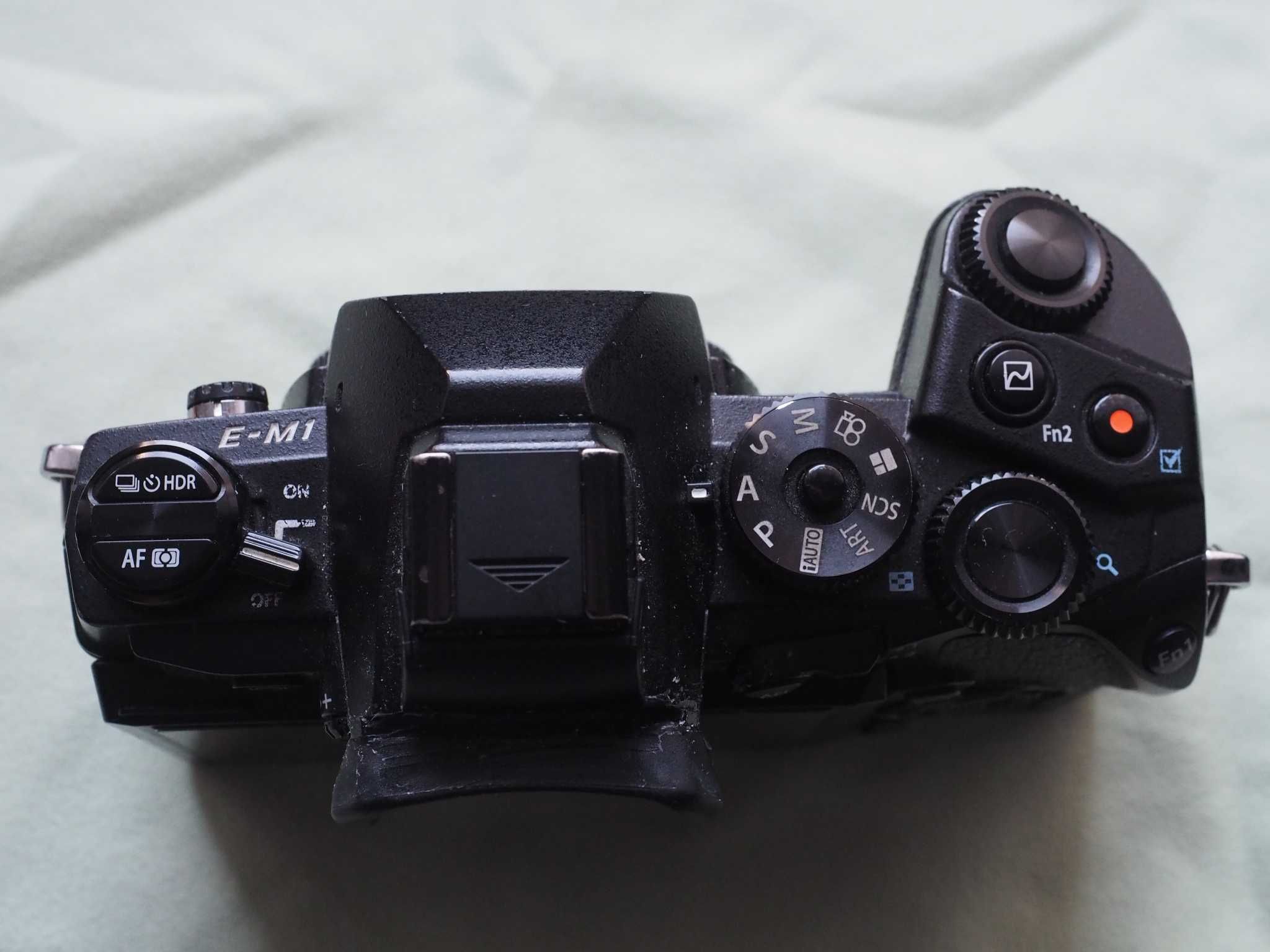 Olympus OMD-EM1 mk I + Lumix 14-140mm f4-5,8 + grip HLD7