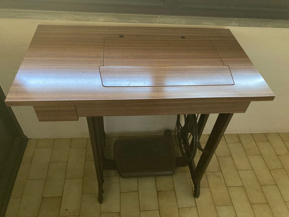 Maquina Costura Singer Doméstica Vintage - com móvel