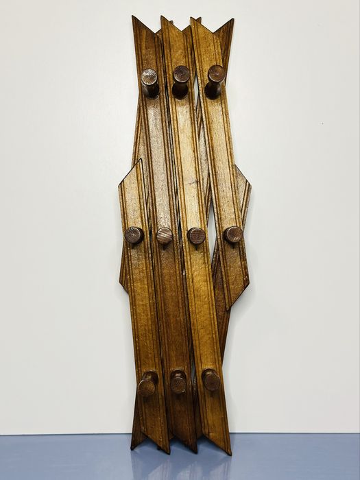 Розкладний деревʼяний вішак на стіну