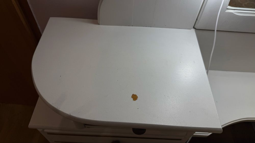 Używana, oświetlana toaletka