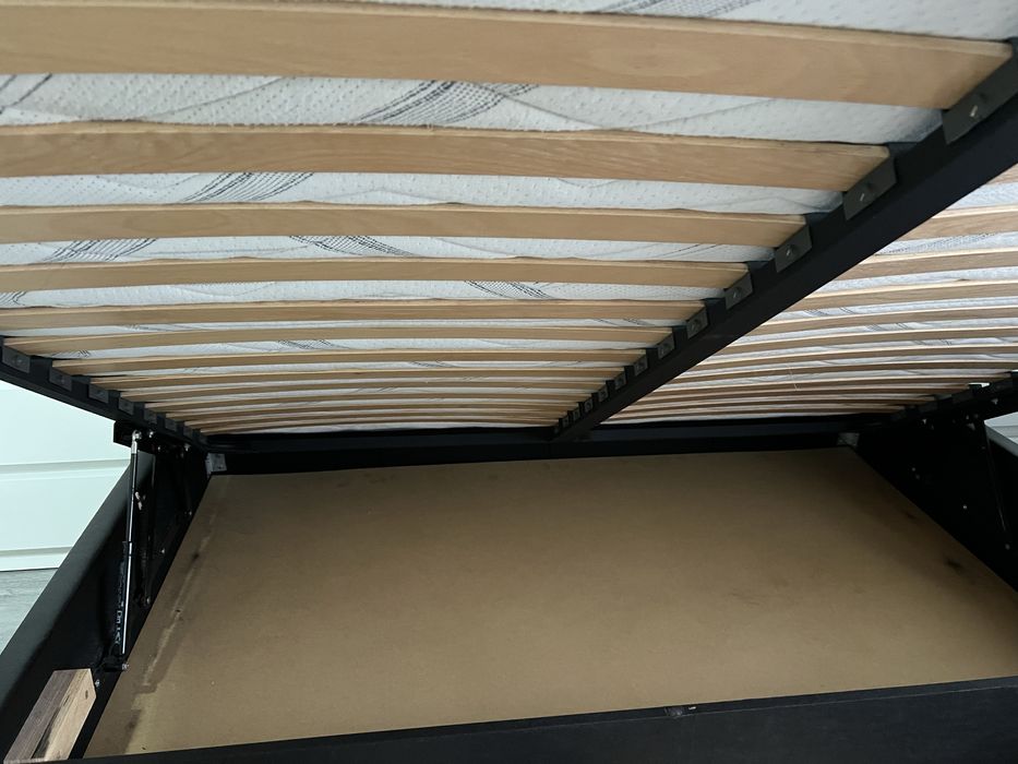 Ліжко двоспальне, чорного кольору з шікірзам.