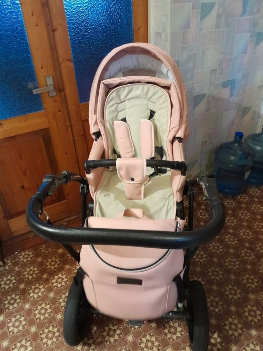 Продам универсальную коляску 2 в 1,экокожа