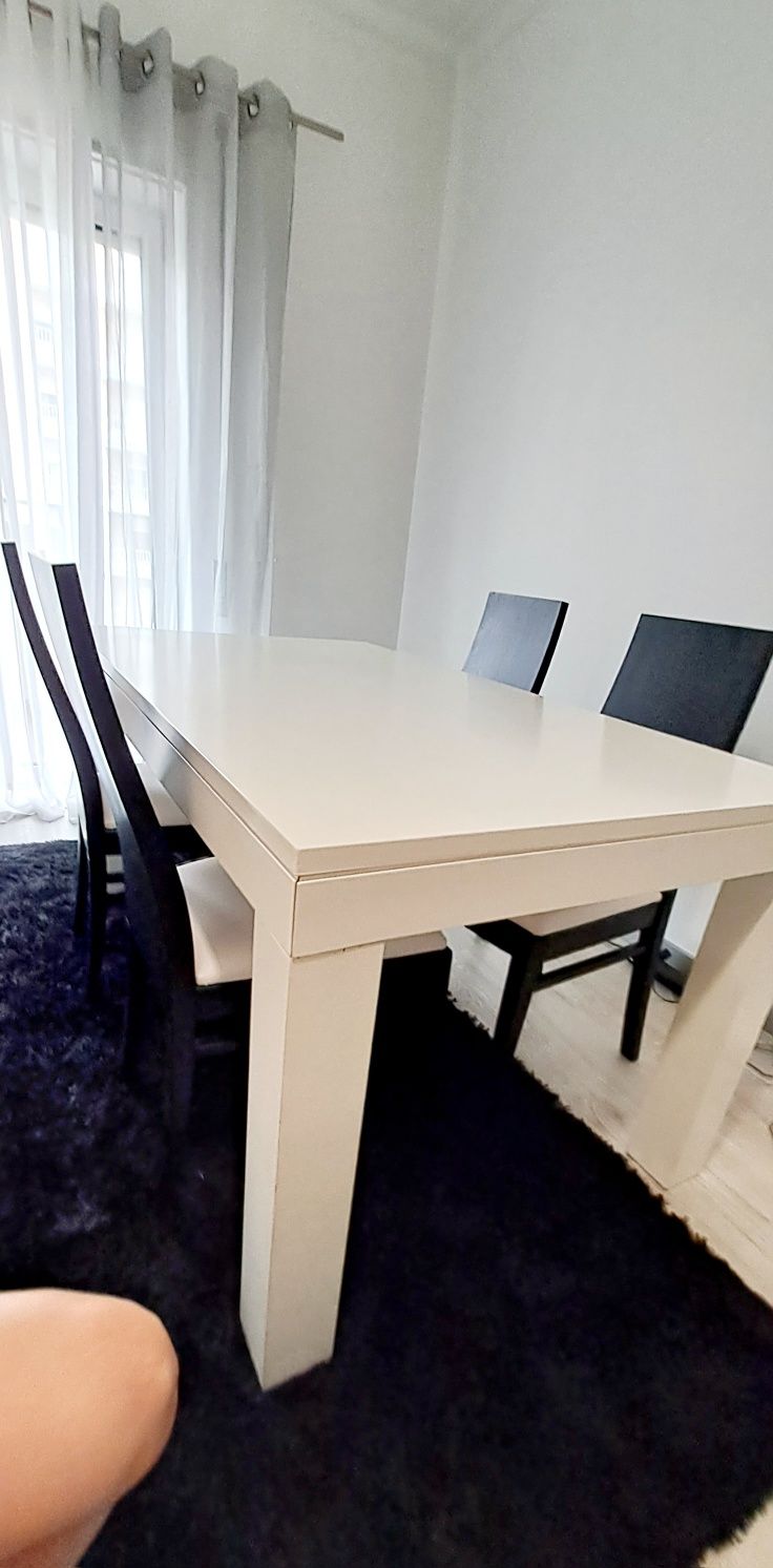 Mesa de Jantar Branca Extensível e 4 Cadeiras