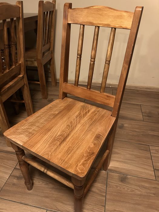 Stoliki drewniane i krzesla do restauracji