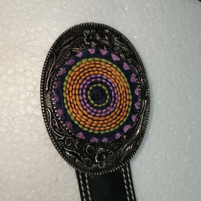 Cinto em Pele de qualidade Vintage Fivela Psicadélica Tecido em Metal